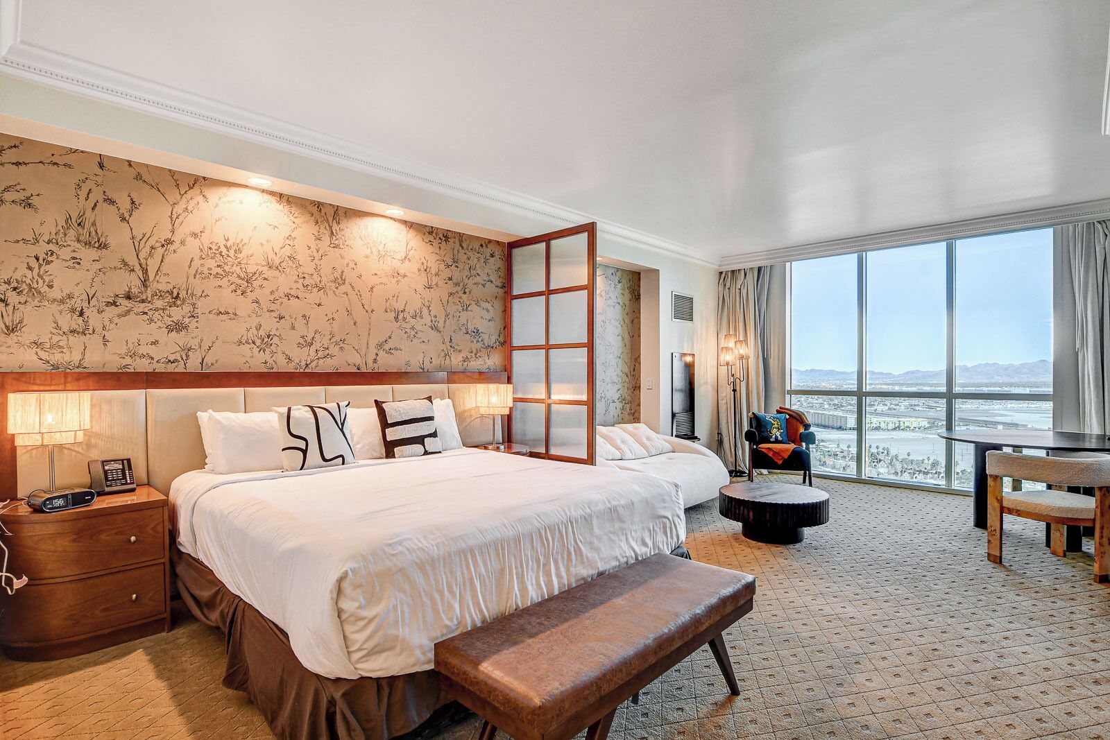 Meja kerja, Wi-Fi gratis, dan seprai linen