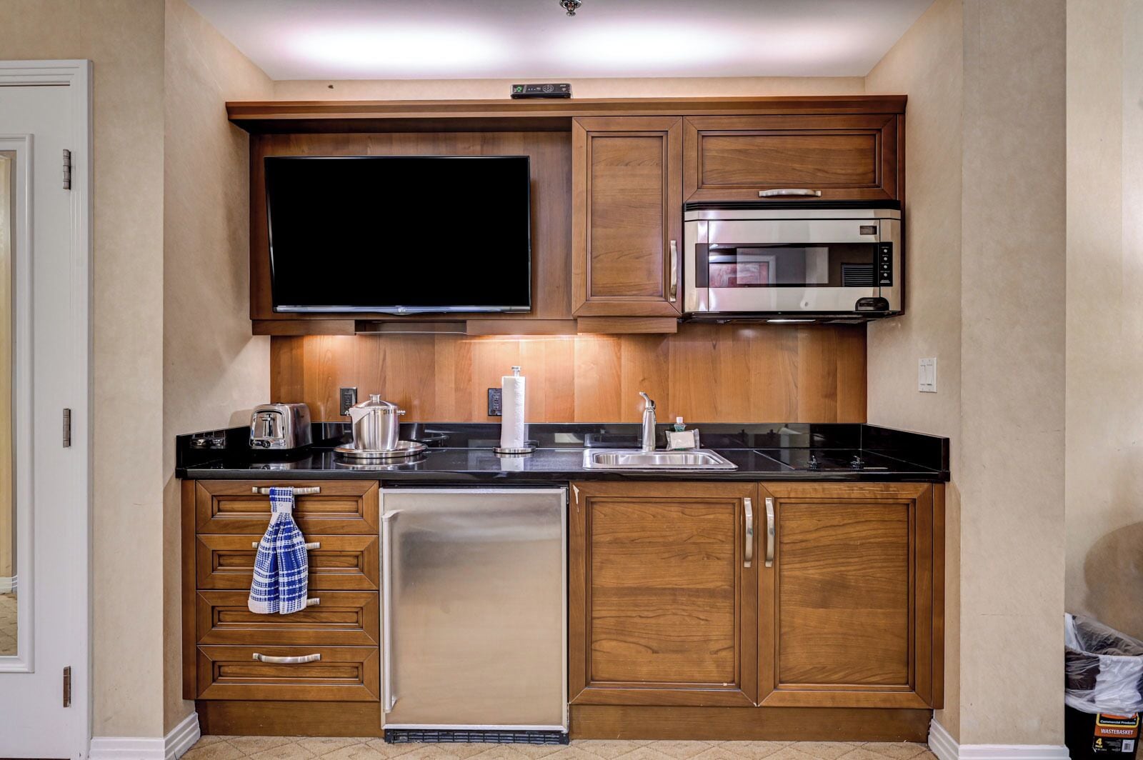 Comfort Studio Suite | Private kitchen | Mini-fridge, microwave, stovetop, coffee/tea maker