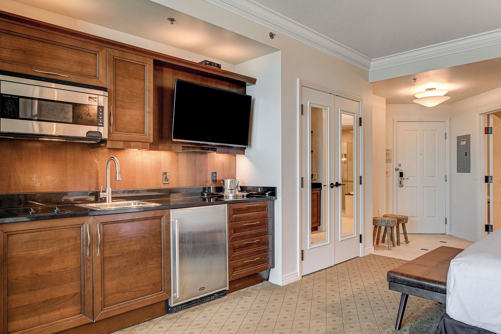 Studio Suite Elite | Dapur pribadi | Lemari es kecil, microwave, kompor, dan mesin pembuat kopi/teh