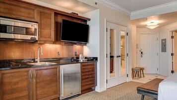 Studio Suite Elite | Dapur pribadi | Lemari es kecil, microwave, kompor, dan mesin pembuat kopi/teh