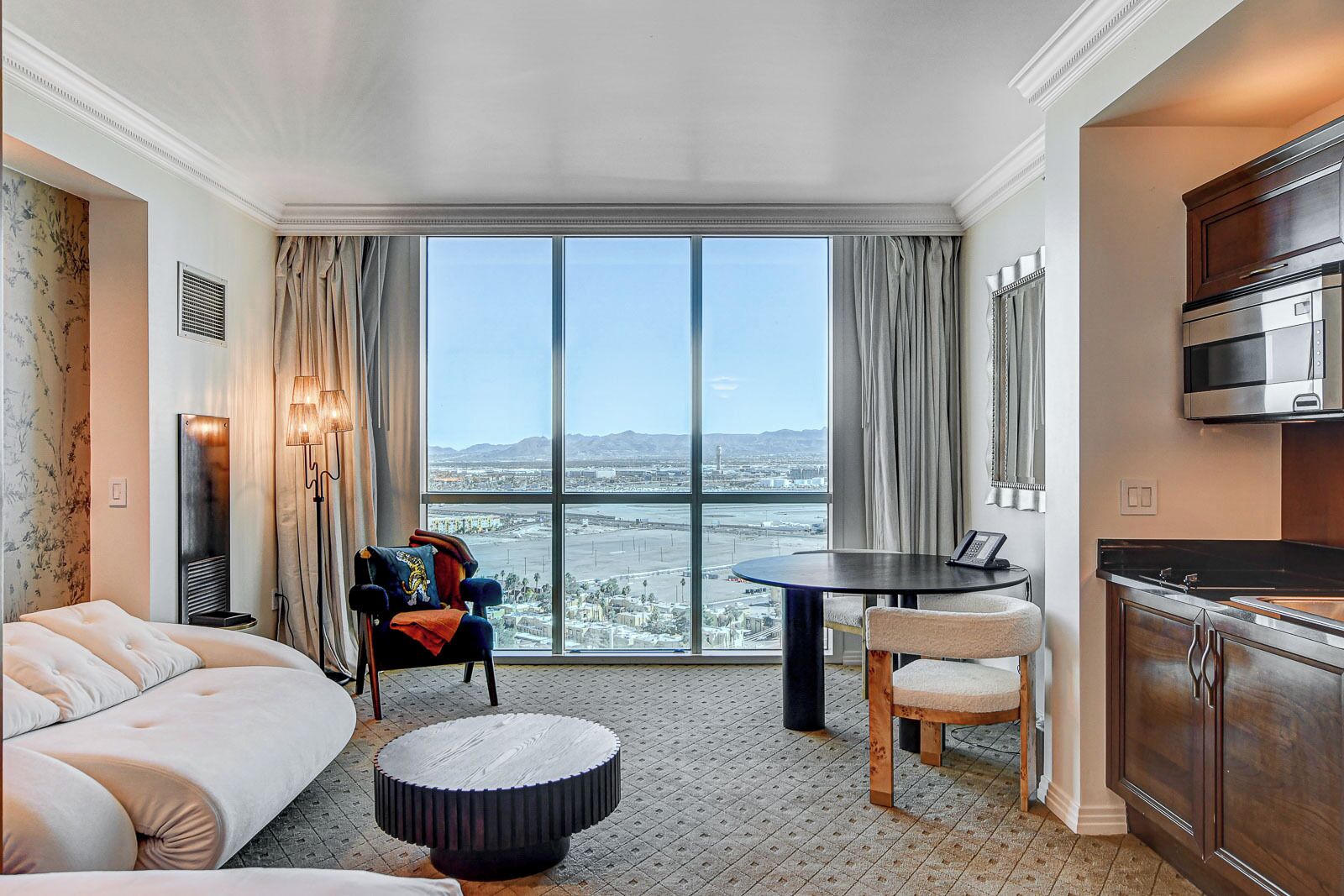 위성 채널 시청이 가능한 43인치 평면 TV