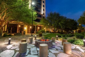 Property grounds - Cozy 1-bedroom condo with AC in marvelous Las Vegas, sleeps 4. (Las Vegas)