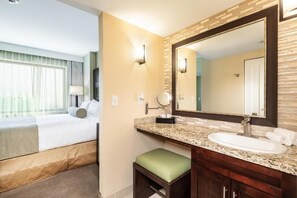 1 bedroom, iron/ironing board, WiFi, bed sheets - Cozy 1-bedroom condo with AC in marvelous Las Vegas, sleeps 4. (Las Vegas)