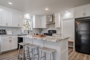 Fridge, microwave, oven, stovetop - 05201 - 1 Guadalajara Lane (Hot Springs Village)