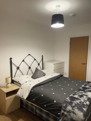 Tabla de planchar con plancha, wifi, ropa de cama