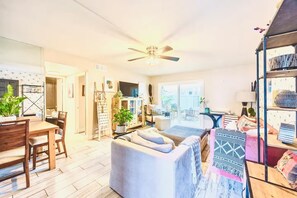Smart TV - Artful Plant-Filled Beach Rtreat W/ Pvt Backyard and 8 minutes from the Beach!! (Laguna Niguel)