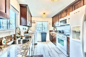 Private kitchen - Artful Plant-Filled Beach Rtreat W/ Pvt Backyard and 8 minutes from the Beach!! (Laguna Niguel)