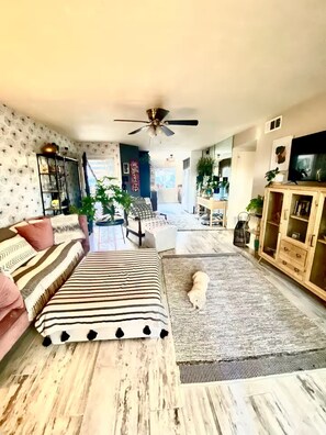Smart TV - Artful Plant-Filled Beach Rtreat W/ Pvt Backyard and 8 minutes from the Beach!! (Laguna Niguel)