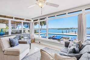 Smart TV - Tranquil Bay Retreat – Heated Pool, Walk to Beach, & Water Views (Indian Rocks Beach)