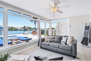 Smart TV - Tranquil Bay Retreat – Heated Pool, Walk to Beach, & Water Views (Indian Rocks Beach)