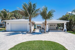 Property grounds - Tranquil Bay Retreat – Heated Pool, Walk to Beach, & Water Views (Indian Rocks Beach)