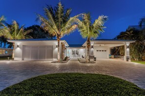 Exterior - Tranquil Bay Retreat – Heated Pool, Walk to Beach, & Water Views (Indian Rocks Beach)