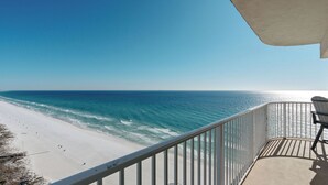 Een balkon met uitzicht op een strand en zee.