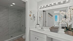 Huoneisto (3 Bedrooms) | Kylpyhuone | Suihku