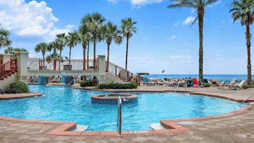 Emerald Horizon by Avantstay Beachfront Condo + Resort Pool + Gulf Balcony Views + Near Pier Park & Dining