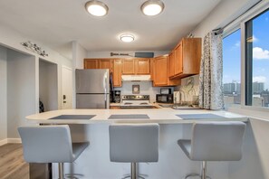 Fridge, microwave, oven, stovetop - BayCation Walk to Jolly Roger + Beach (Ocean City)