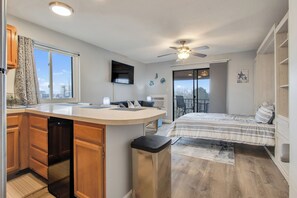 1 bedroom, free WiFi, bed sheets - BayCation Walk to Jolly Roger + Beach (Ocean City)