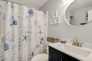 Hair dryer, towels, soap, shampoo - BayCation Walk to Jolly Roger + Beach (Ocean City)