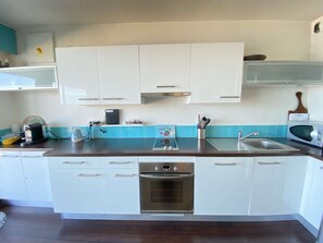 Jääkaappi, astianpesukone, keittoastiat/astiat/ruokailuvälineet