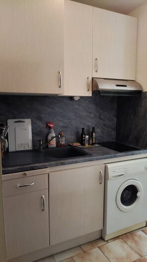 Fridge, microwave, cookware/dishes/utensils - Apartment with balcony near the sea (SAINT PIERRE LA MER)