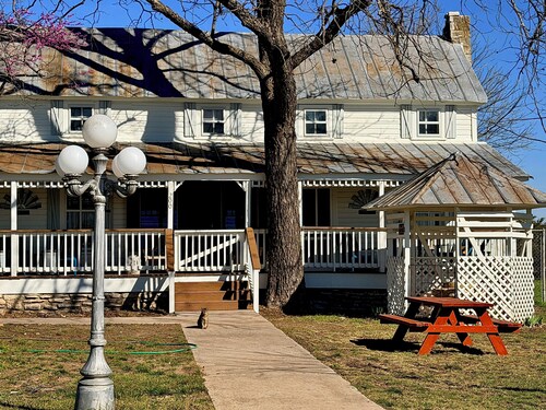 Charming 1870's ranch house, 4-bedroom, sleeps 11 adults, in Burnet TX.