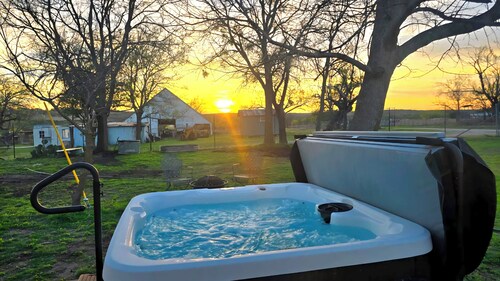 Charming 1870's ranch house, 4-bedroom, sleeps 11 adults, in Burnet TX.