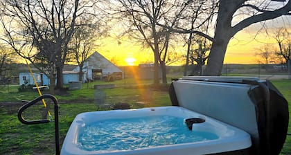 Charming 1870's ranch house, 4-bedroom, sleeps 11 adults, in Burnet TX.