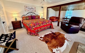 4 bedrooms, free WiFi, bed sheets, wheelchair access - Charming Spacious 1870's ranch house, 4-bedroom, sleeps 11 adults, in Burnet TX. (Burnet)