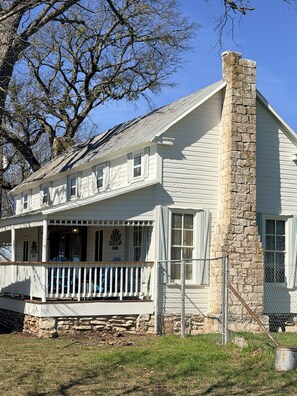 Exterior - Charming Spacious 1870's ranch house, 4-bedroom, sleeps 11 adults, in Burnet TX. (Burnet)