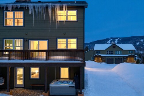 Alpine Escape - Brand-New Townhome - Private Hot Tub - Sleeps 14 - Near Loon