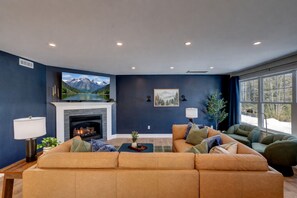 Smart TV, chimenea, videojuegos y libros