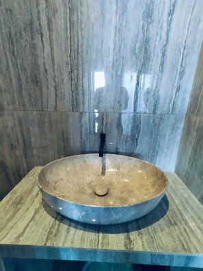 Shower, perlengkapan mandi gratis, handuk, dan sabun