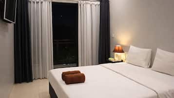 Desk, laptop workspace, iron/ironing board, free WiFi