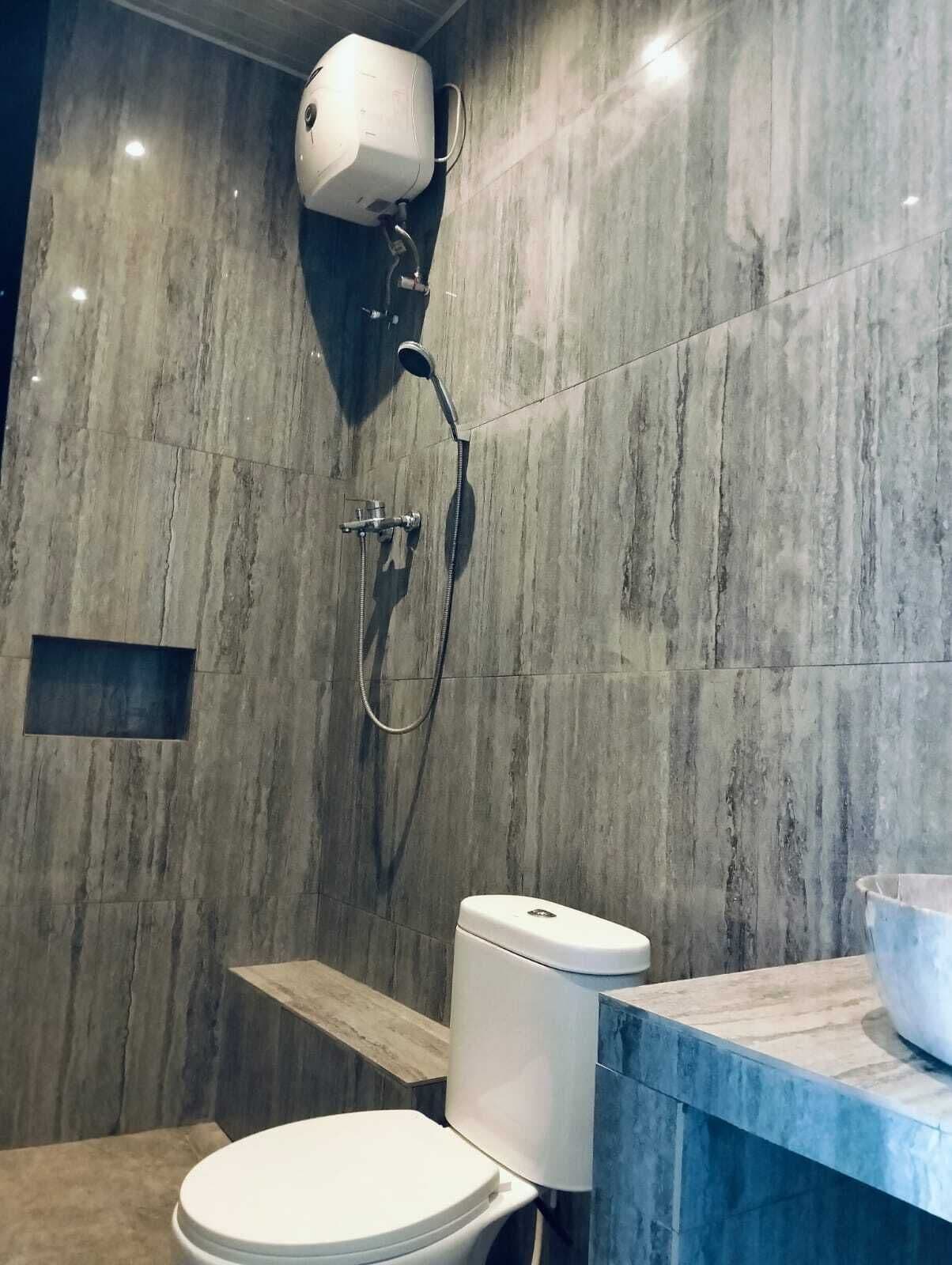 Deluxe-Doppelzimmer, Poolblick | Badezimmer | Dusche, kostenlose Toilettenartikel, Handtücher, Seife