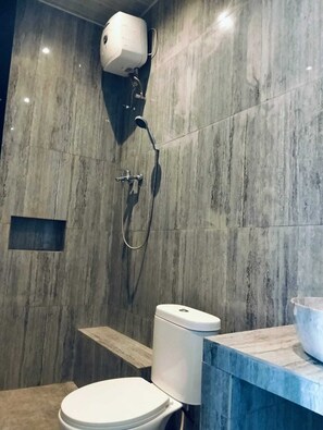 Deluxe Double Room, Pool View | Bathroom