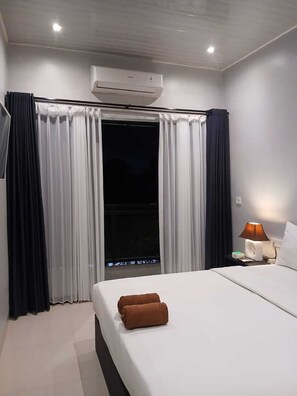 Kamar Double Deluks, pemandangan kolam renang | Meja kerja, ruang kerja ramah laptop, dan setrika/meja setrika