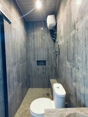 豪華雙人房, 泳池景觀 | 浴室 | 淋浴設備、免費盥洗用品、毛巾、肥皂