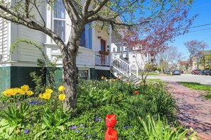 Exterior - 2BR Apt Full Kitchen 10 Min to Old Port (Portland)