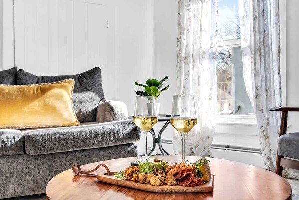 Living area - 2BR Apt Full Kitchen 10 Min to Old Port (Portland)