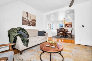 TV, offices - 2BR Apt | Full Kitchen | 10 Min to Old Port (Portland)