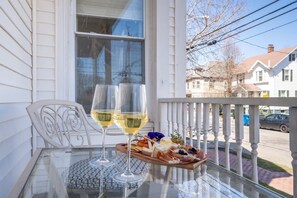 Outdoor dining - 2BR w/ Parking | 5 Min to Downtown (Portland)