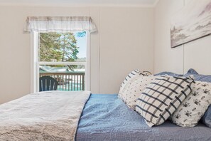 3 bedrooms, WiFi, bed sheets - Long Lake 3BR: Beach Access + Dock (Naples)