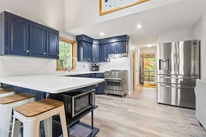 冷蔵庫、電子レンジ、オーブン、コンロ