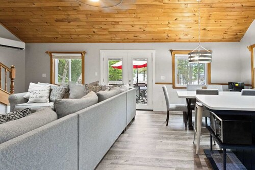 9BR Lakefront Getaway for Large Groups