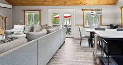 9BR Lakefront Getaway for Large Groups