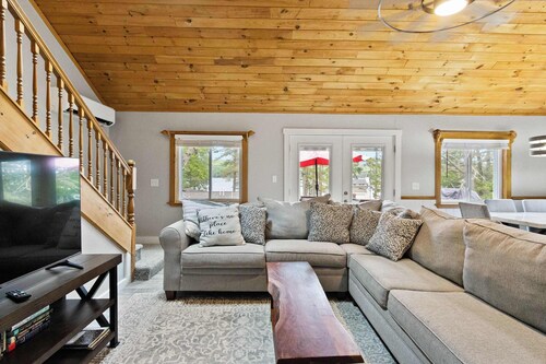 9BR Lakefront Getaway for Large Groups