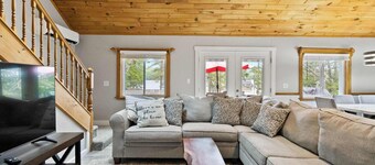 9BR Lakefront Getaway for Large Groups