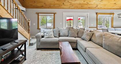 9BR Lakefront Getaway for Large Groups