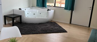 Villa Uma with Private Jacuzzi and Secure Parking - 5 Minutes from the Sea