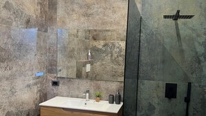 A modern bathroom with a glass-enclosed shower, a wooden vanity, and a large mirror. - Villa Uma with Private Jacuzzi and Secure Parking - 5 Minutes from the Sea (Puglia)